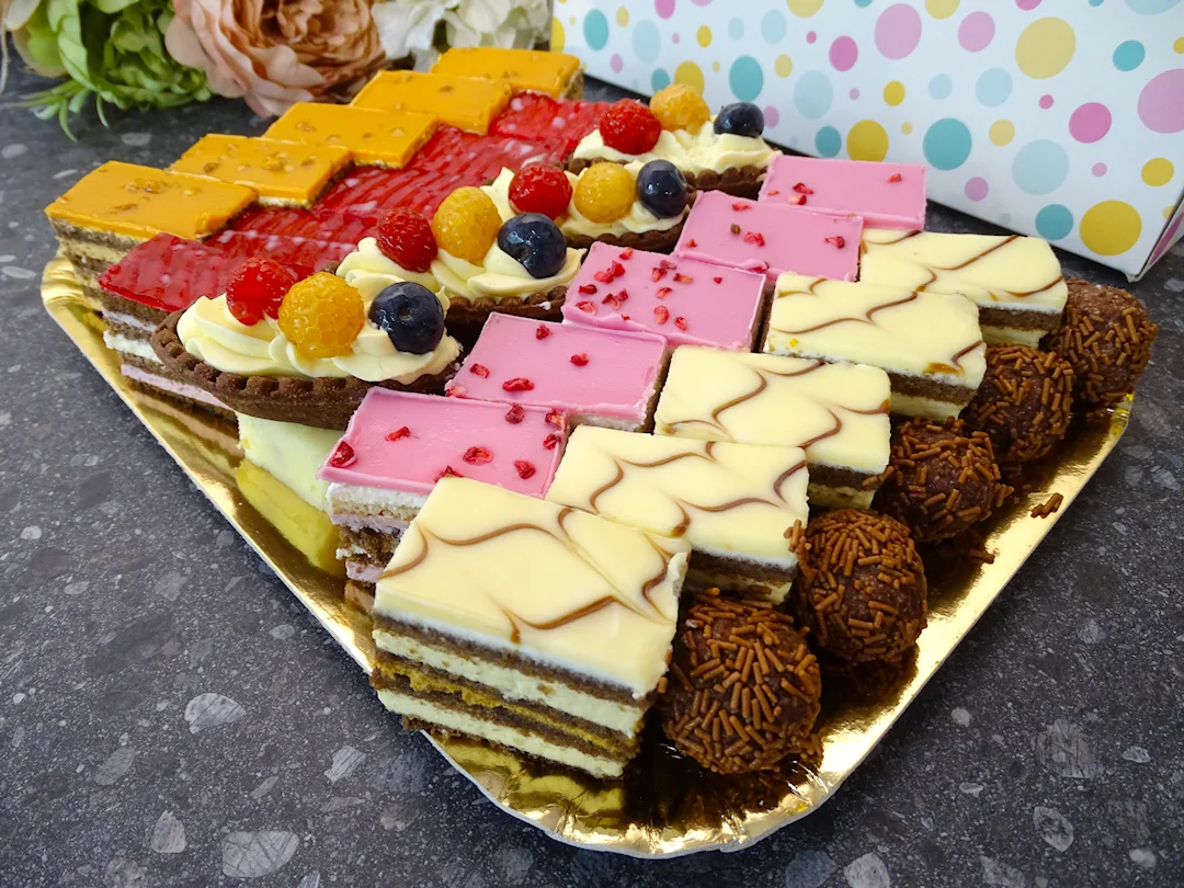 Platou prăjituri asortate